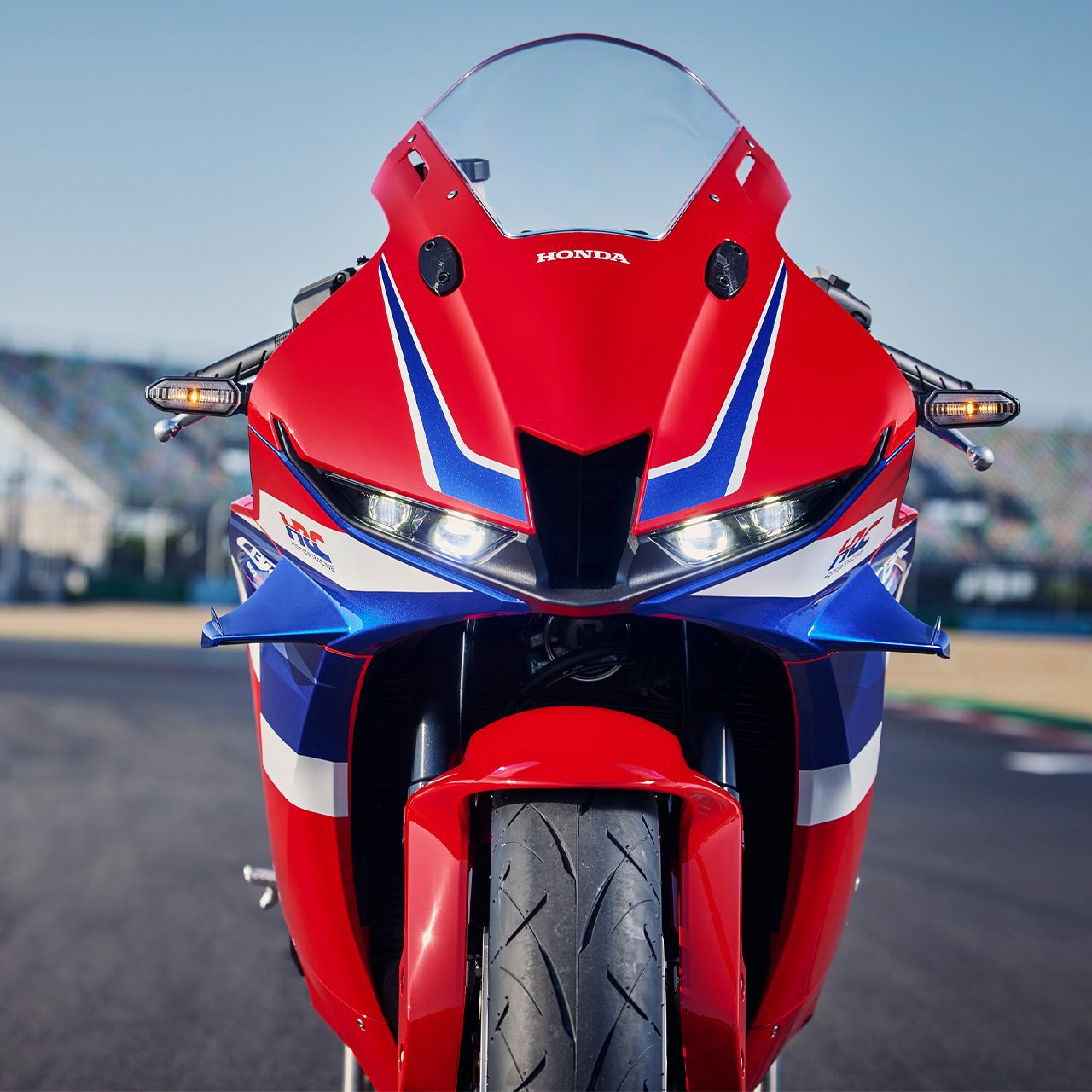 CBR600RR close-up details van het HRC-logo.