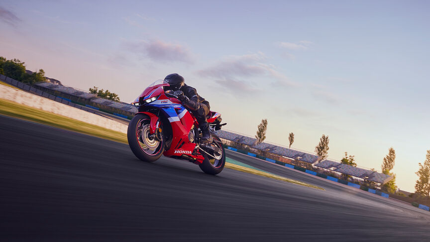 CBR600RR zijaanzicht statisch in circuitgarage.