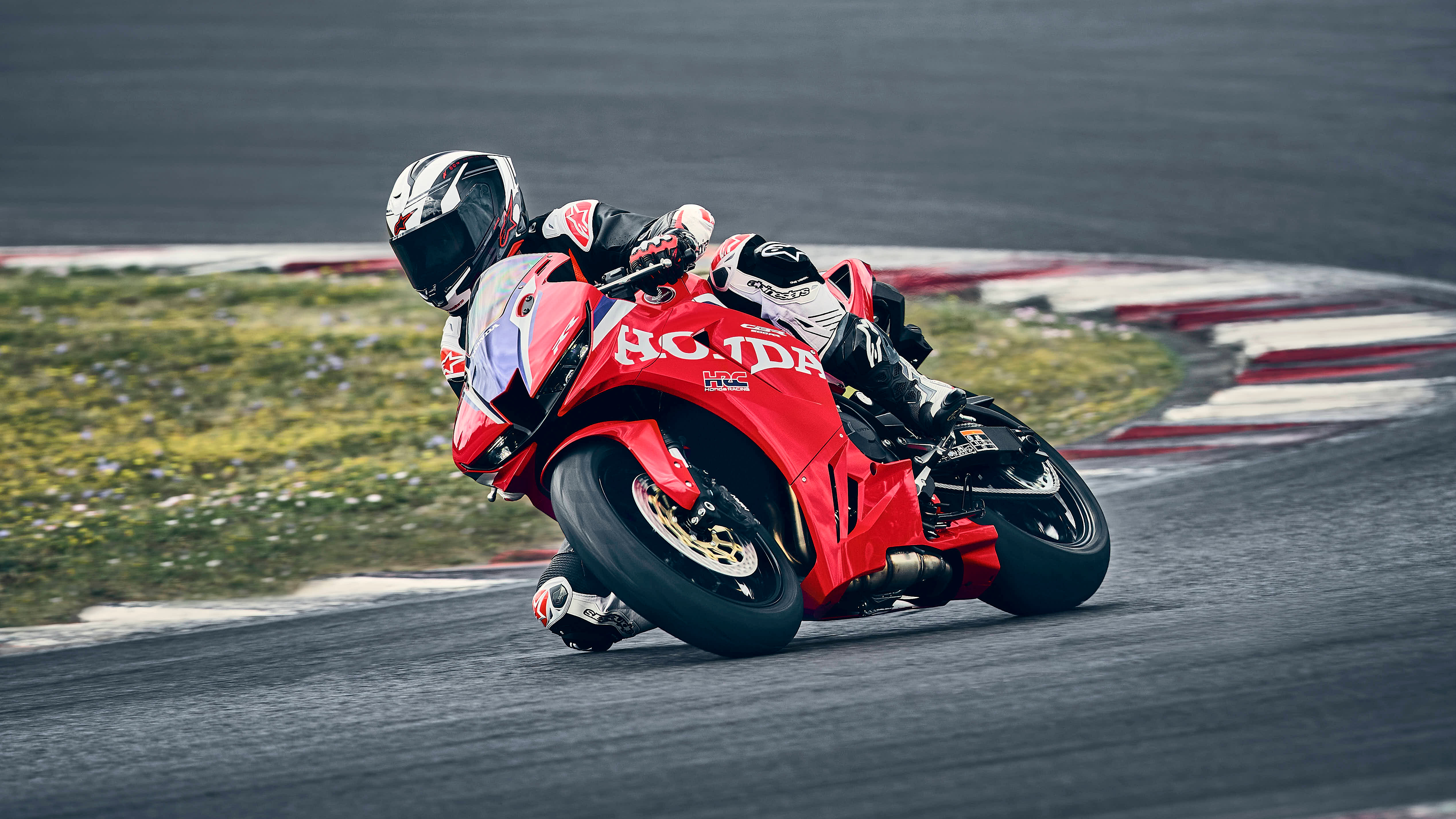 CBR600RR op circuit bij zonsondergang.