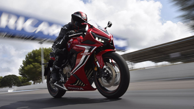 CBR650R, driekwart rechtervooraanzicht, met motorrijder op het circuit
