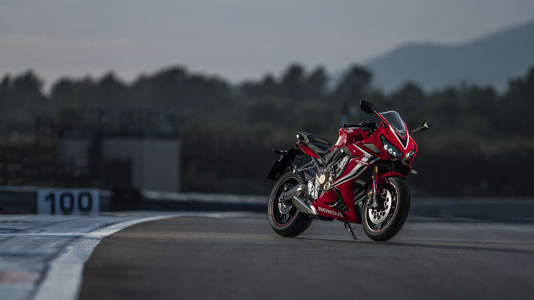 CBR650R, driekwart rechtervooraanzicht, circuitfoto