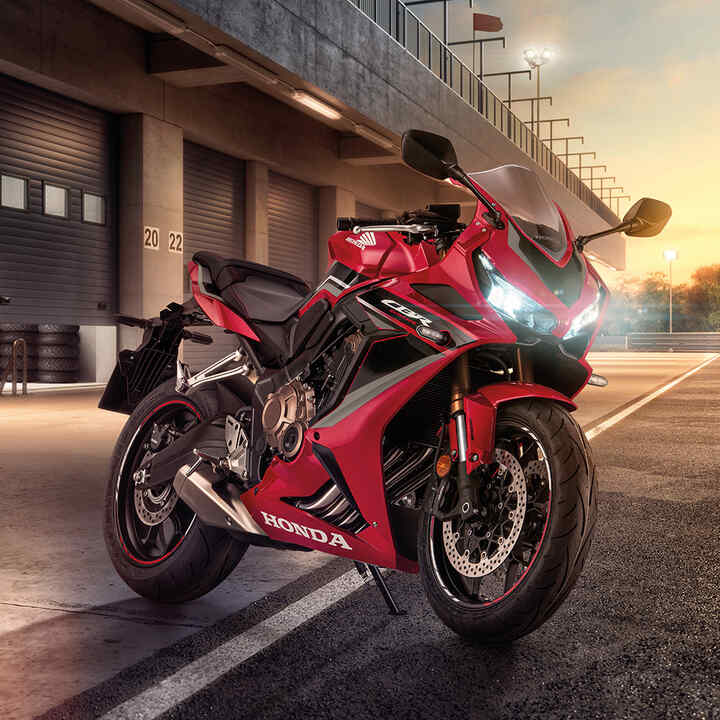 CBR650R, driekwart rechtervooraanzicht, studiobeeld