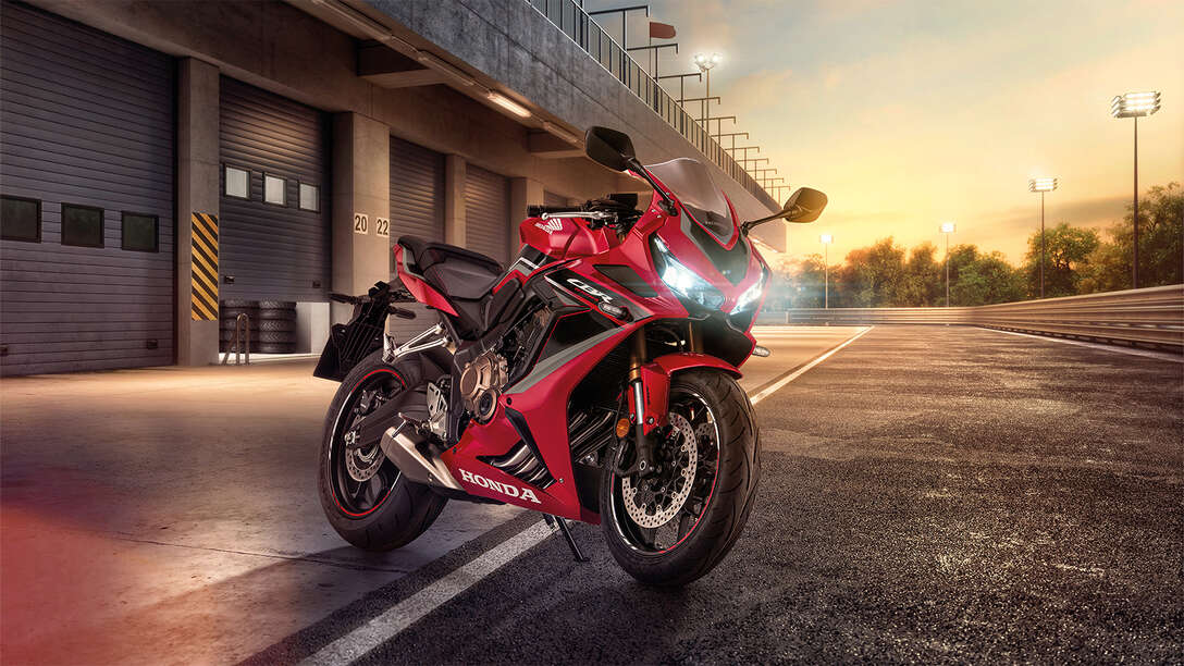 CBR650R, driekwart rechtervooraanzicht, studiobeeld