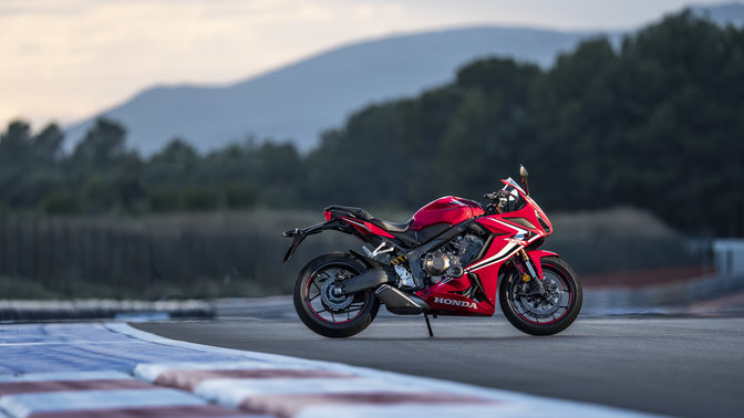 Honda CBR650R op een circuit.