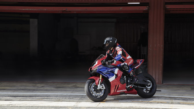 Honda CBR1000RR-R Fireblade SP op circuit.