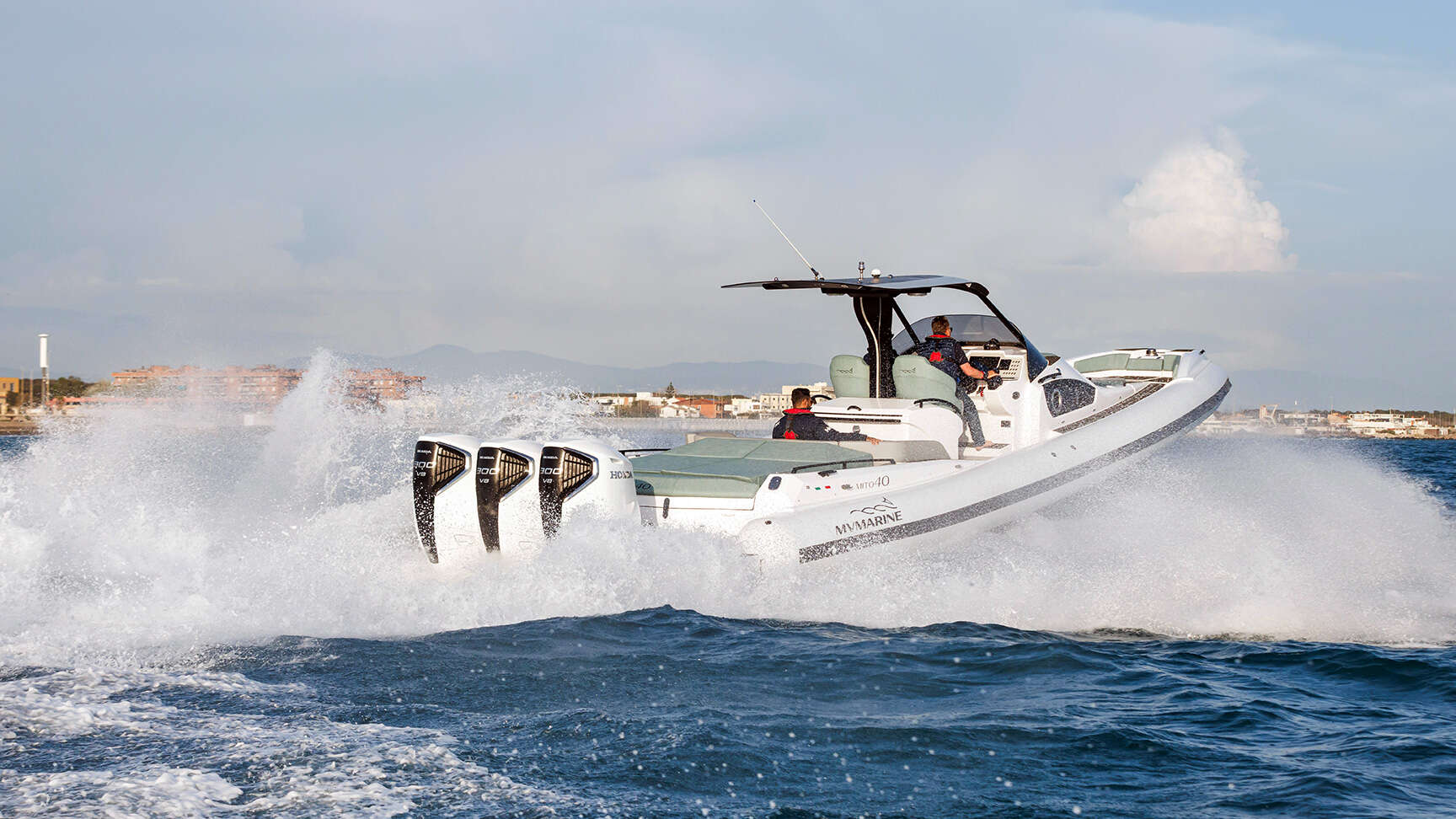 BF250-buitenboordmotor, driekwart aanzicht buiten