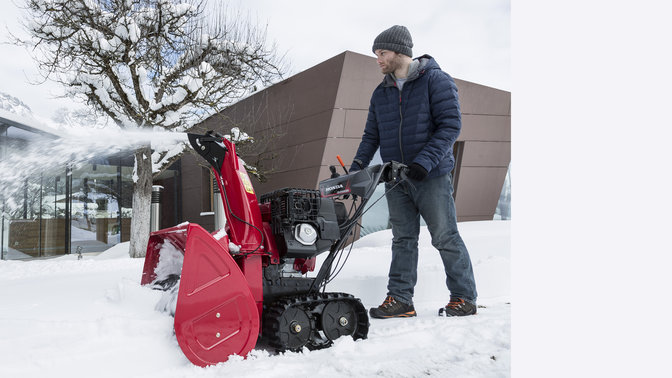 Zijaanzicht van sneeuwblazer, in gebruik door model.