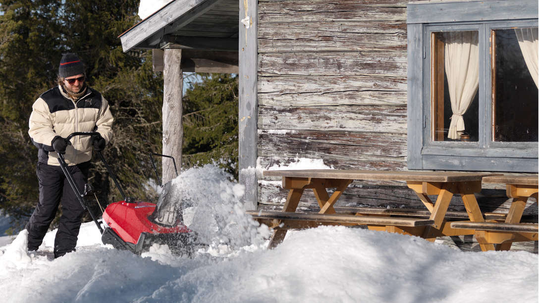 Enkeltraps sneeuwfrees in gebruik door model, tuinlocatie.