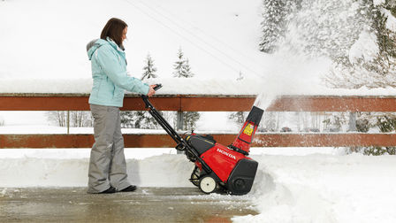 Enkeltraps in gebruik door model, sneeuwlocatie.