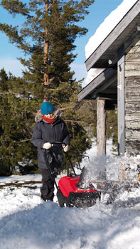 Enkeltraps sneeuwfrees in gebruik door model, tuinlocatie.