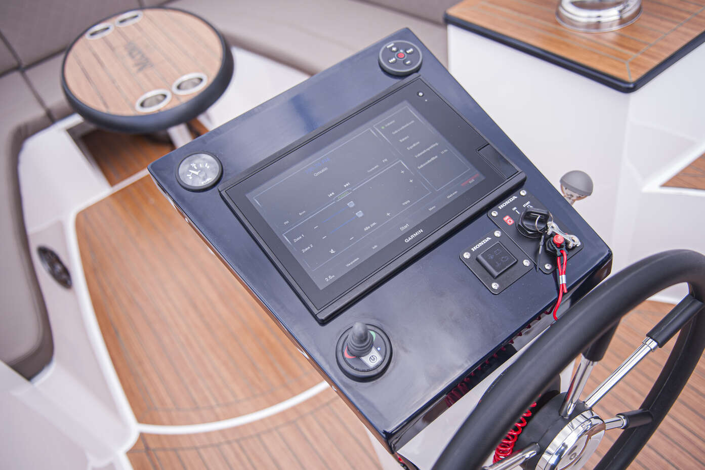 view of the inside of a maxima sloop boat